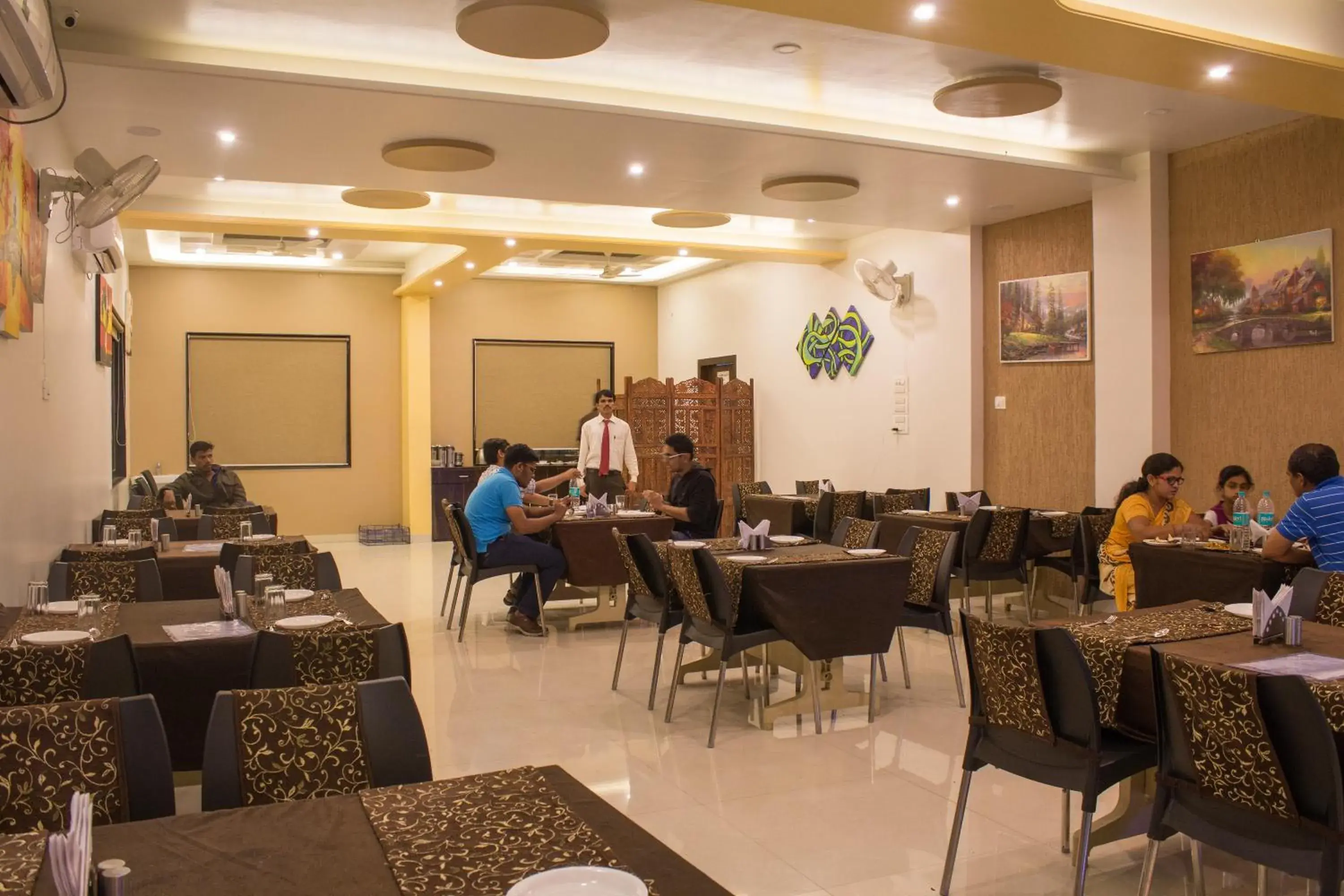 Restaurant/places to eat in Hotel Gulmohar Pride Restaurant/places to eat in Hotel Gulmohar Pride