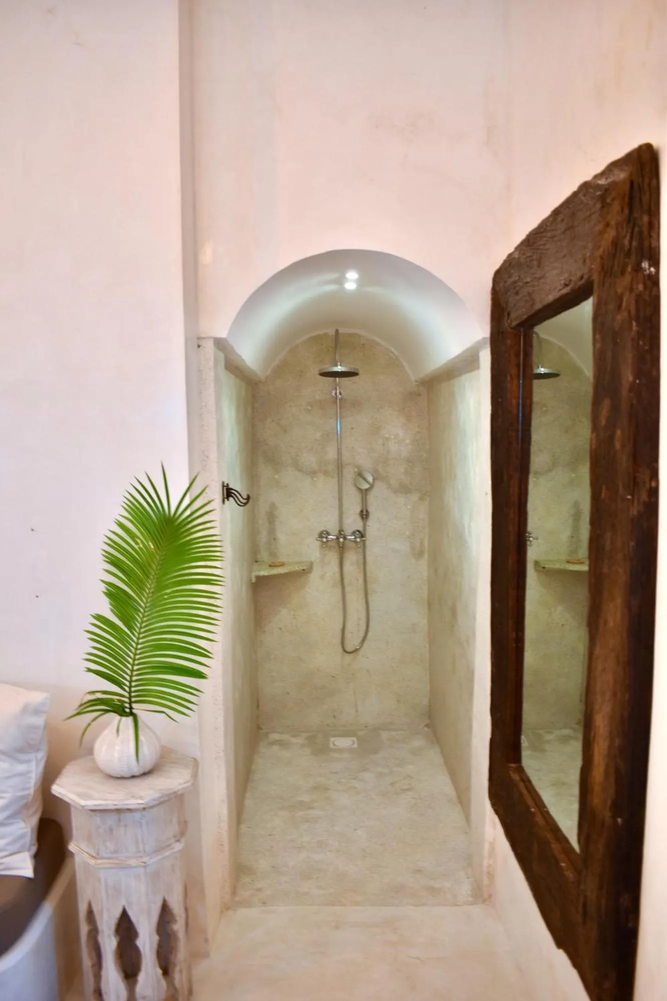 Shower in Qambani Luxury Resort