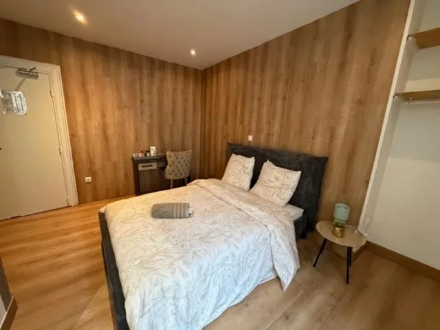 Bed in Hôtel Le Normandie