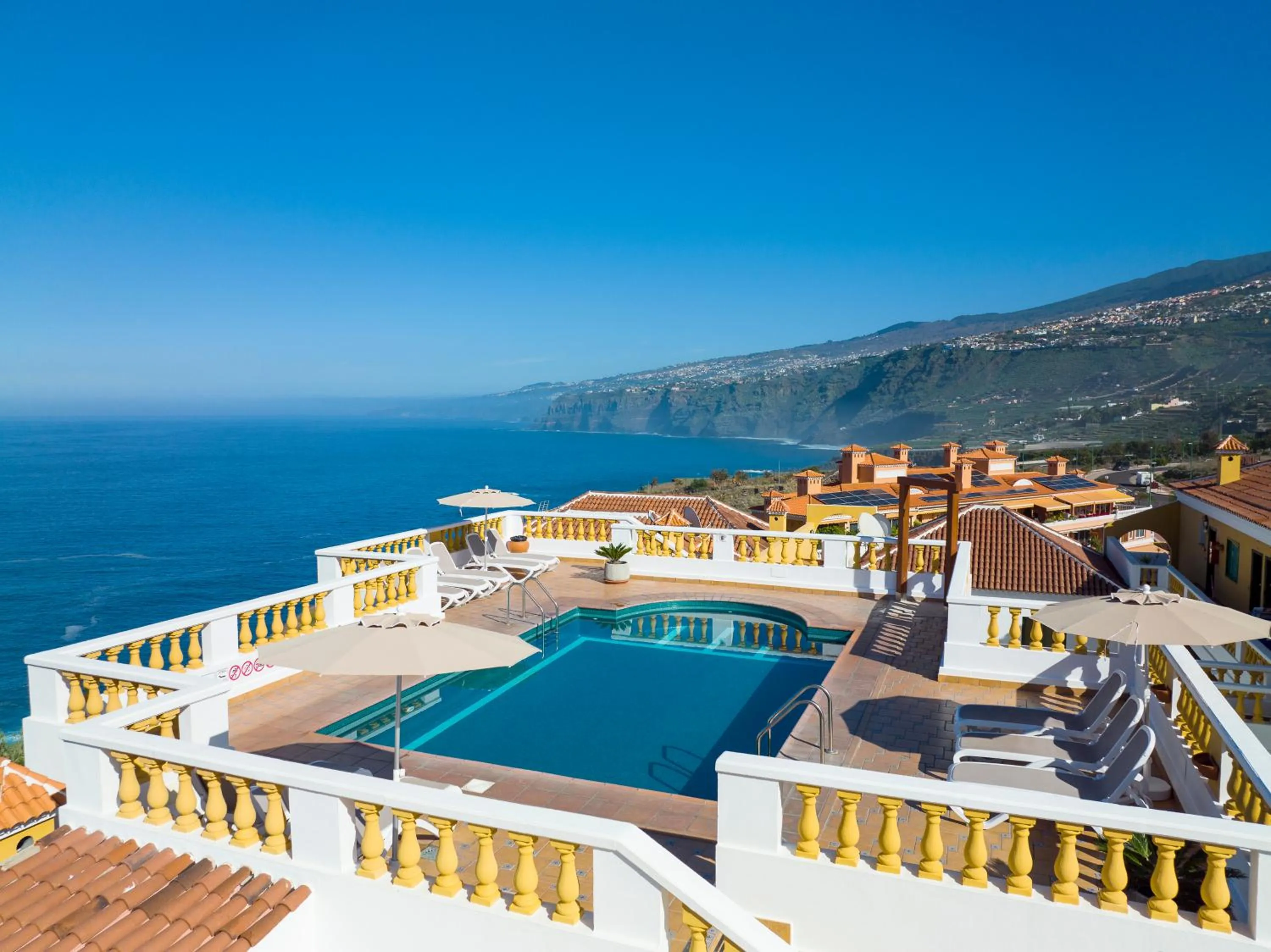 Swimming pool in Club Tarahal