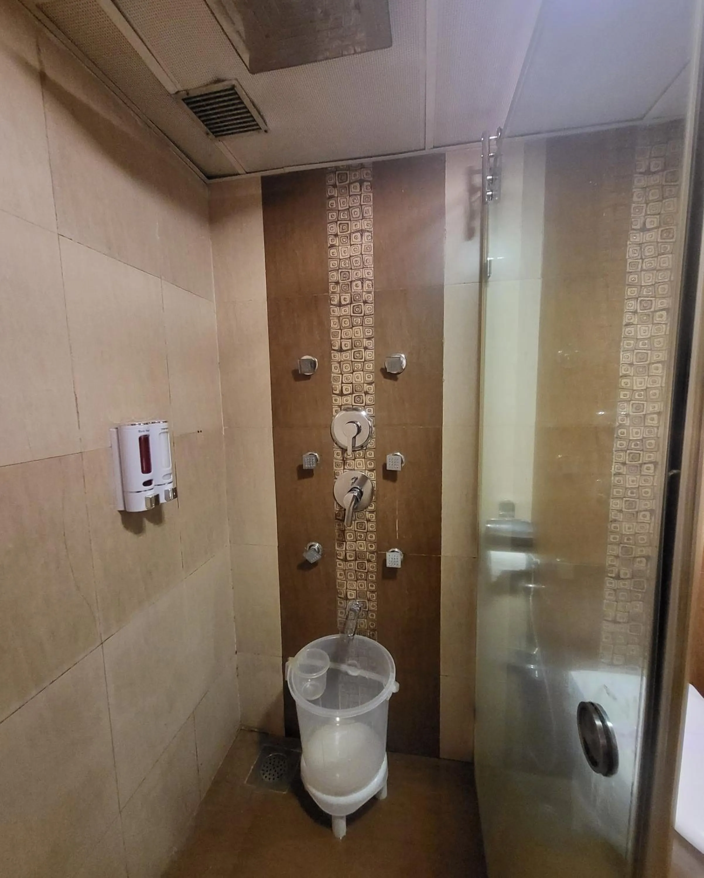 Shower in Hotel Maharana Inn Chembur