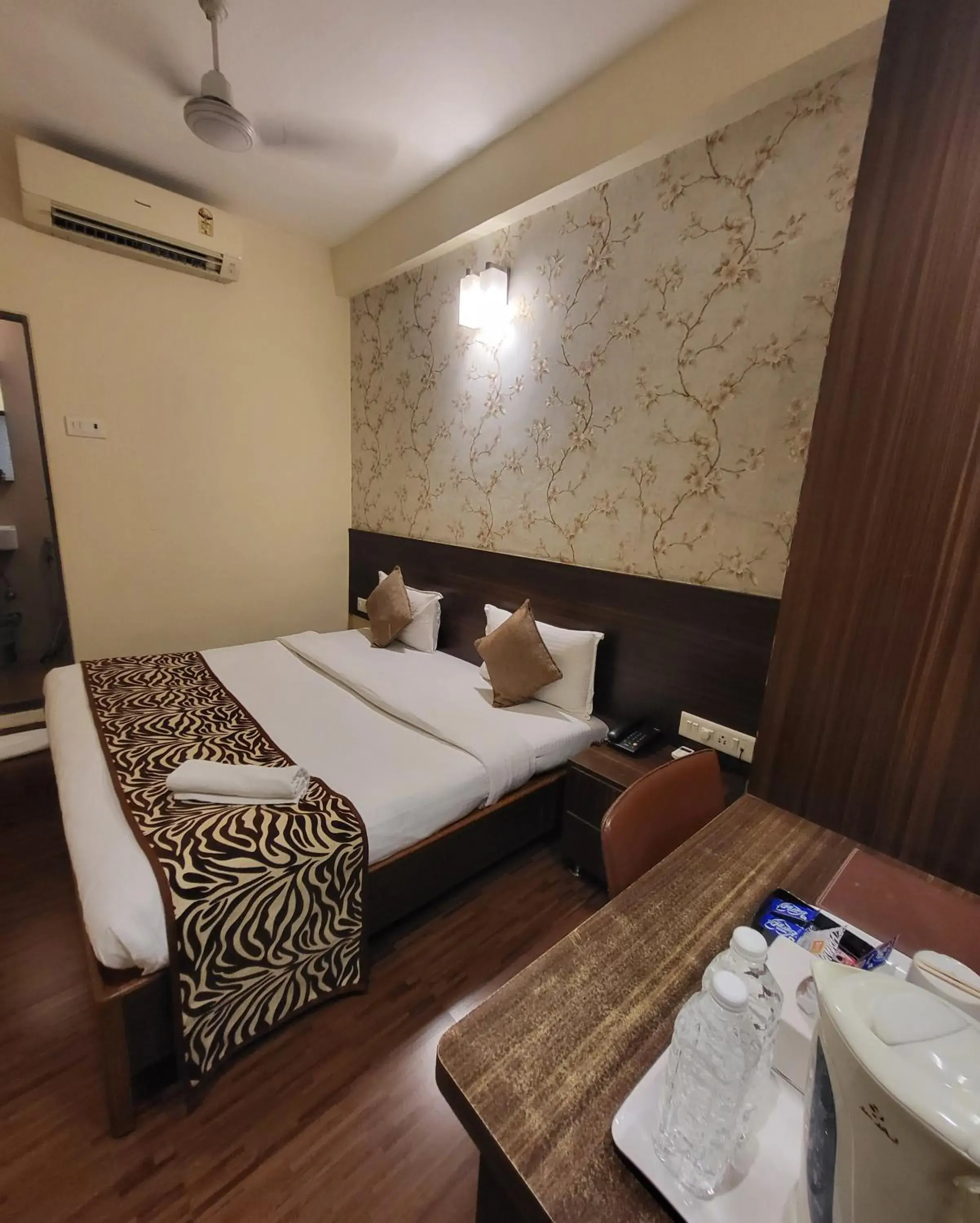 Small Double Room - single occupancy in Hotel Maharana Inn Chembur Small Double Room - single occupancy in Hotel Maharana Inn Chembur