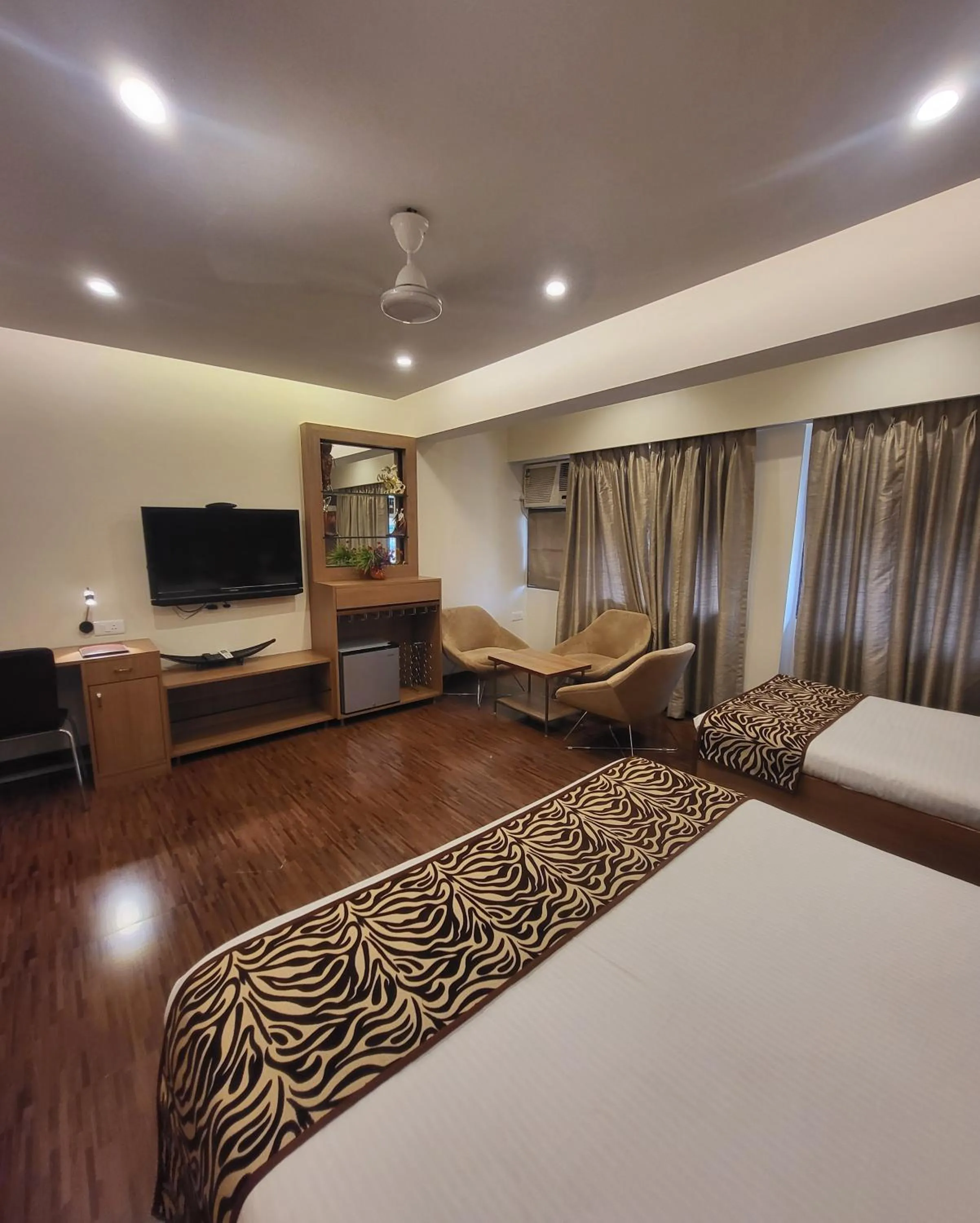 TV and multimedia, Bed in Hotel Maharana Inn Chembur
