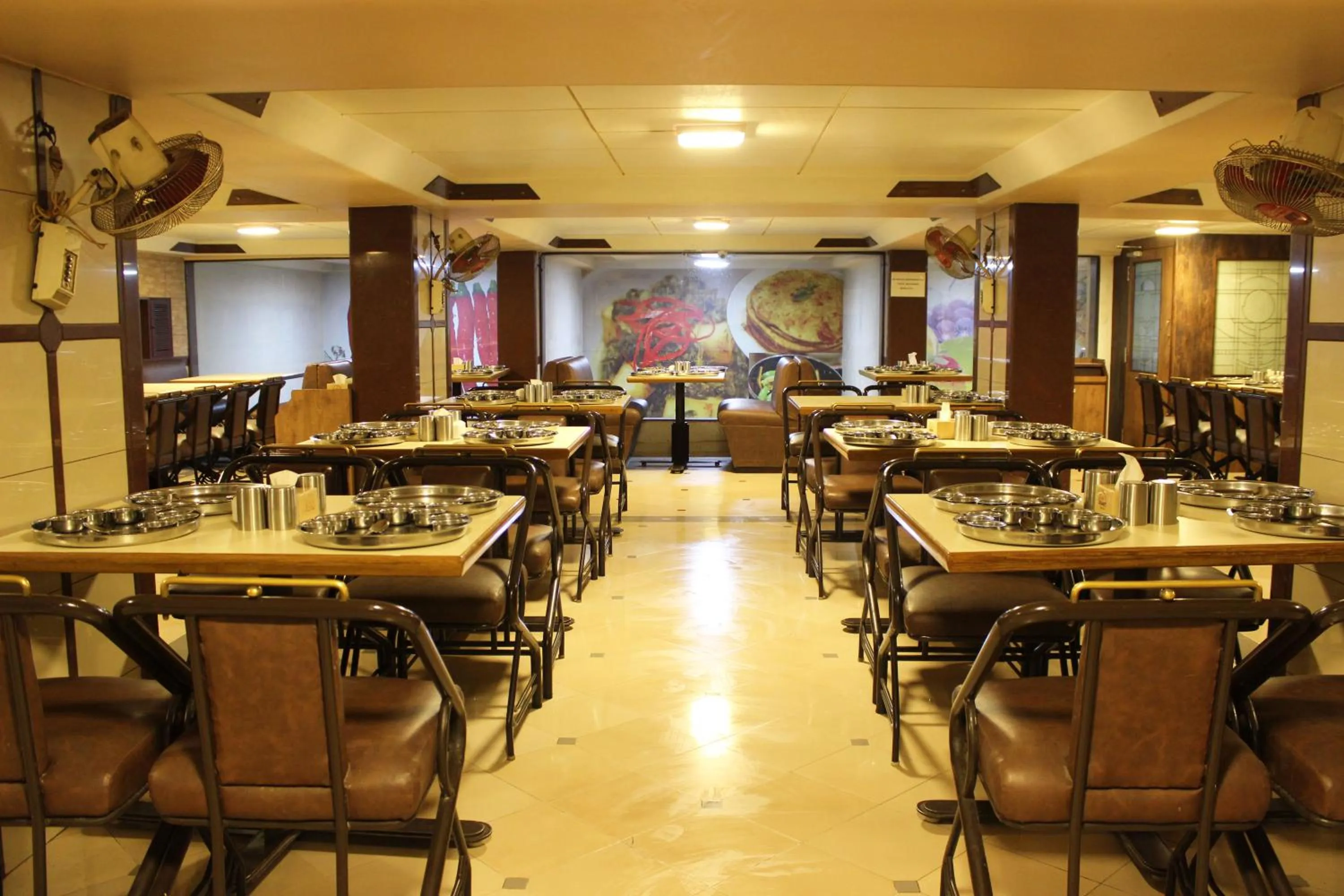 Restaurant/places to eat in Hotel Maharana Inn Chembur