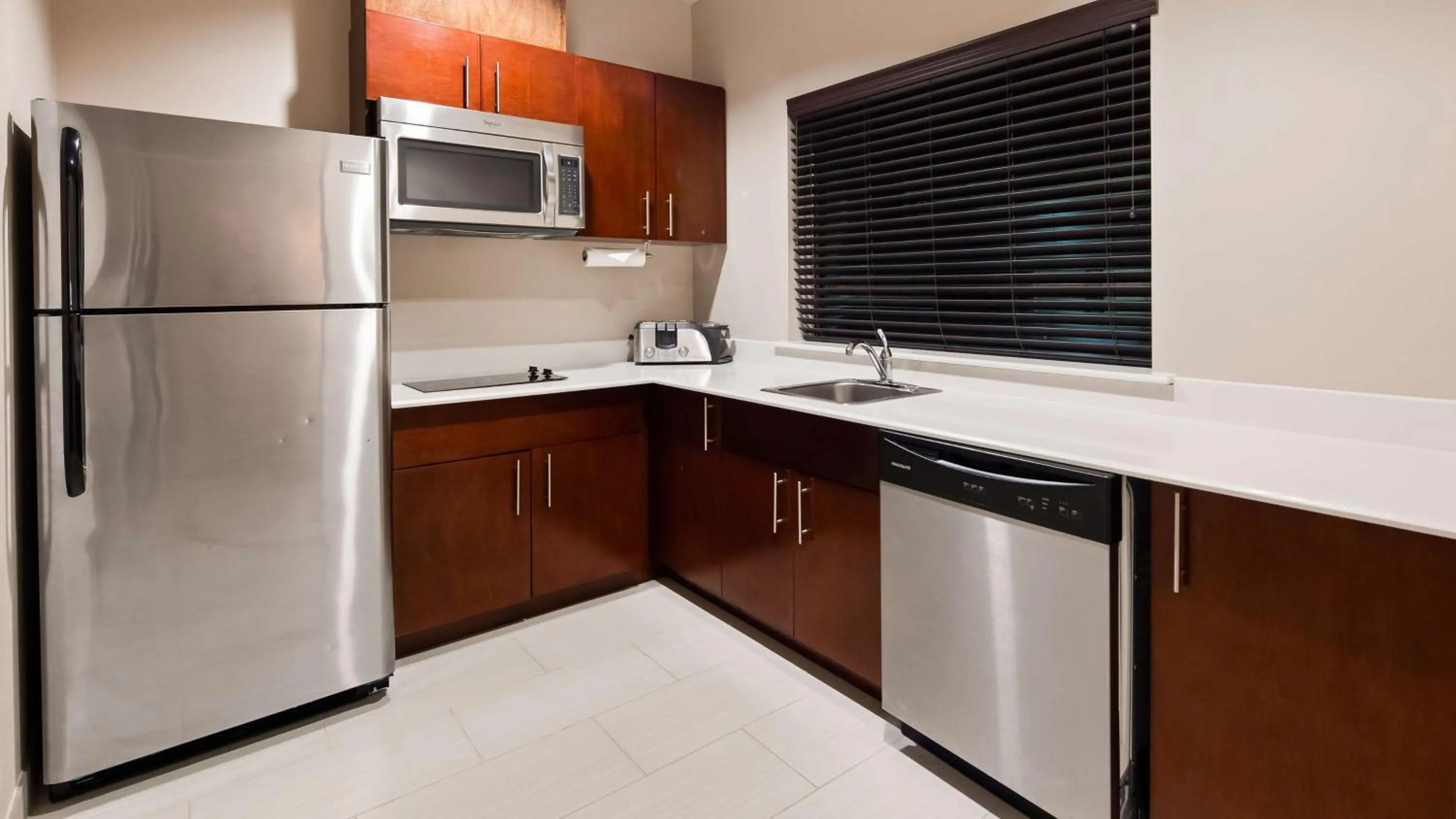 Kitchen or kitchenette in Best Western Plus Spring Inn & Suites