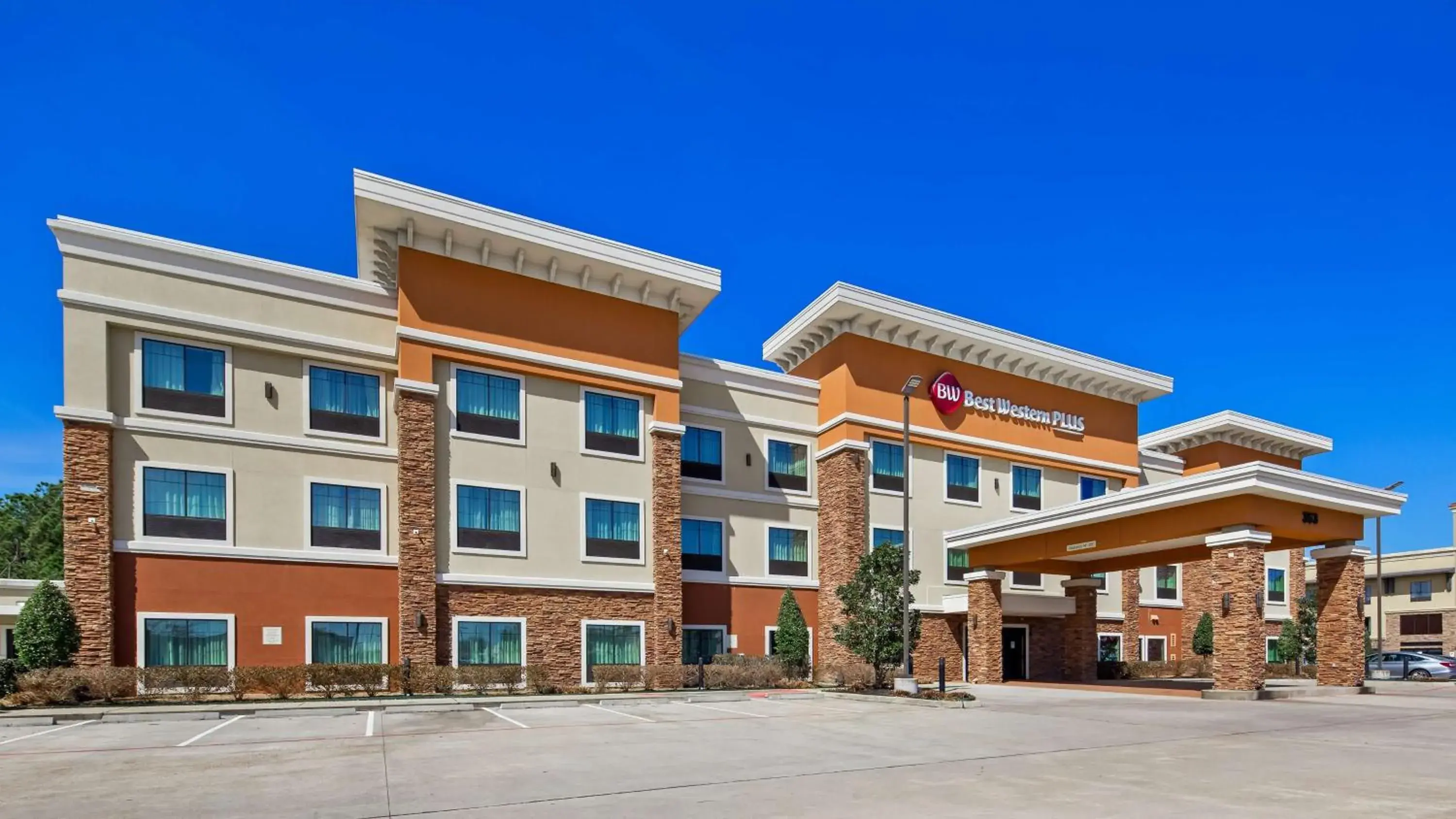 Property building in Best Western Plus Spring Inn & Suites Property building in Best Western Plus Spring Inn & Suites