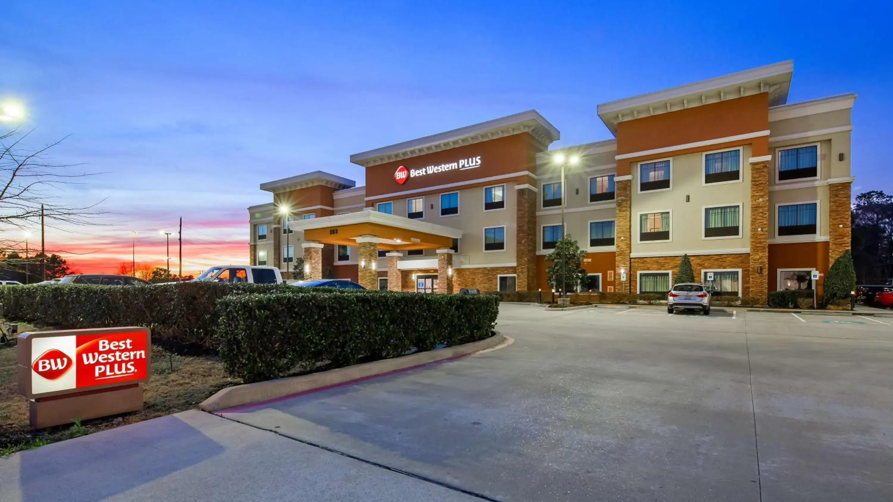 Property building in Best Western Plus Spring Inn & Suites Property building in Best Western Plus Spring Inn & Suites