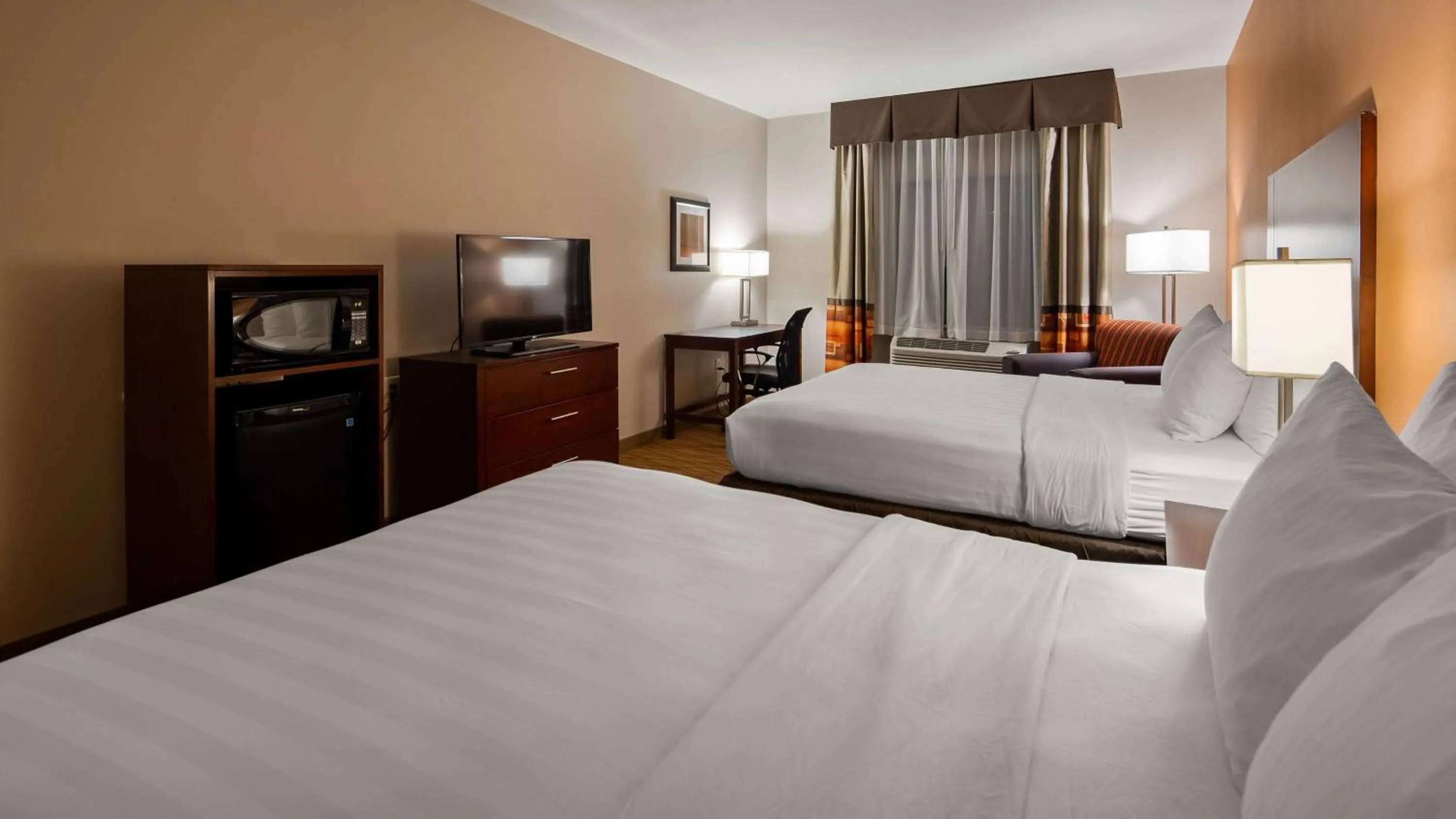 Bedroom, Bed in Best Western Plus Spring Inn & Suites