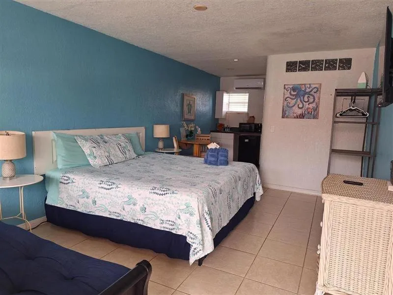 Bed in Blind Pass Resort Motel