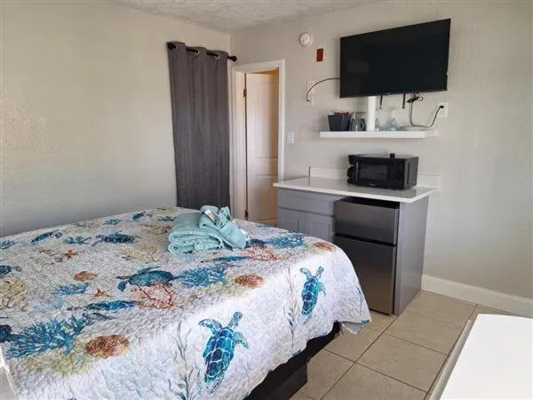 Bed in Blind Pass Resort Motel