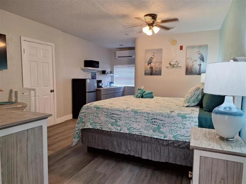 Bed in Blind Pass Resort Motel