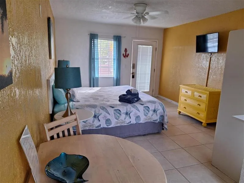 Bed in Blind Pass Resort Motel