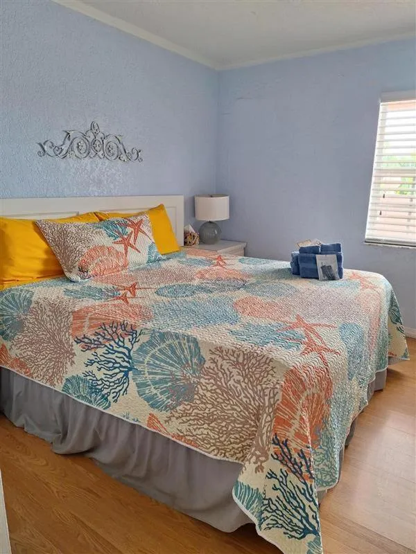 Bed in Blind Pass Resort Motel