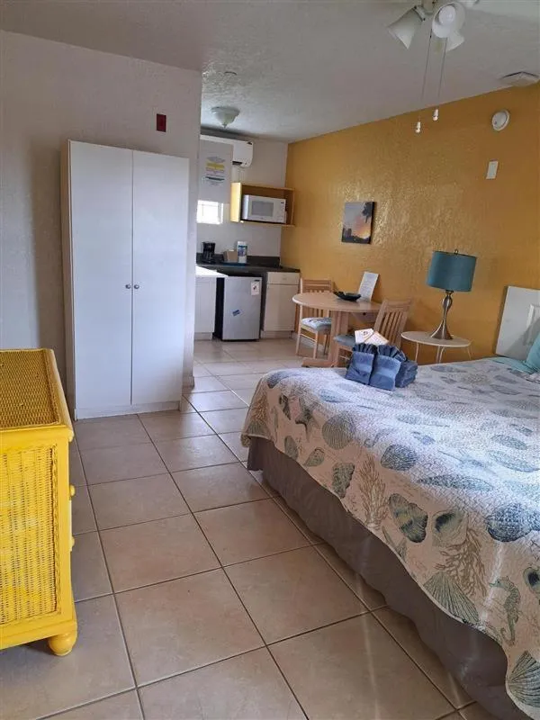 Bed in Blind Pass Resort Motel