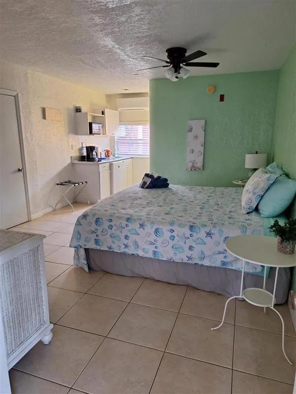 Bed in Blind Pass Resort Motel