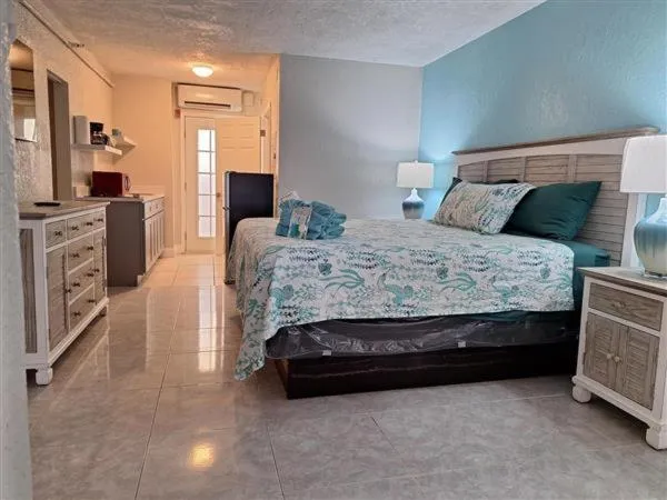 Bed in Blind Pass Resort Motel