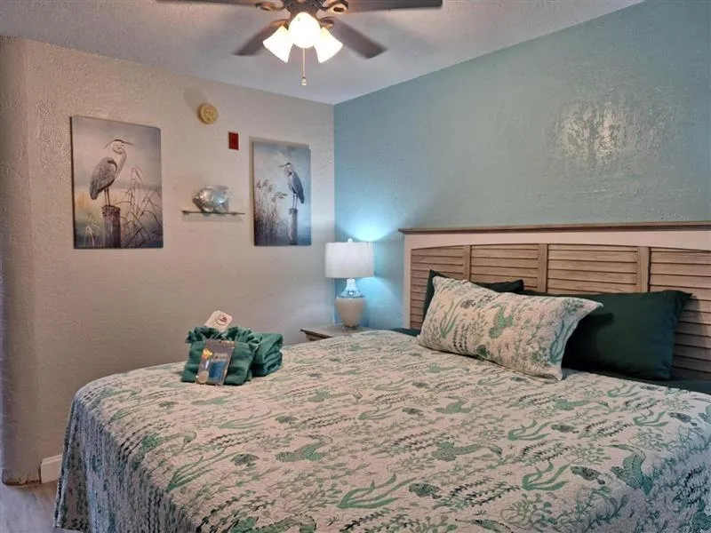 Bed in Blind Pass Resort Motel