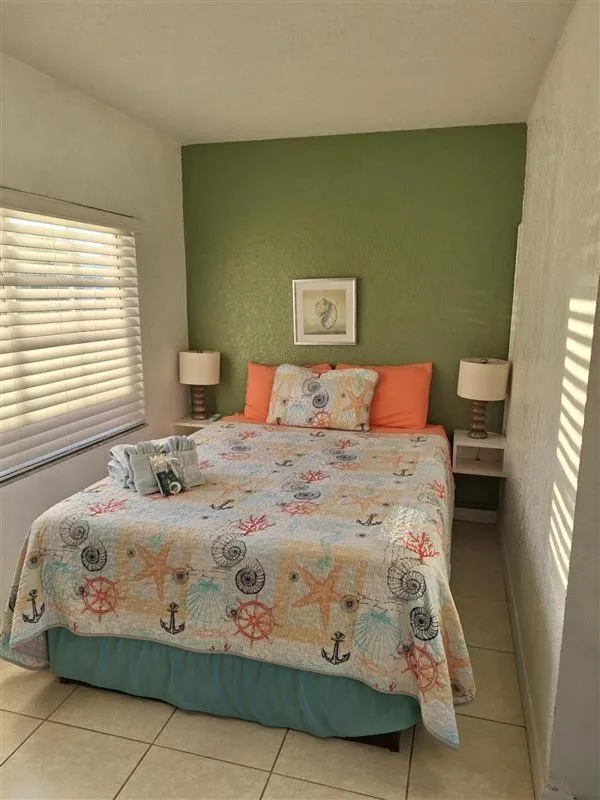 Bed in Blind Pass Resort Motel