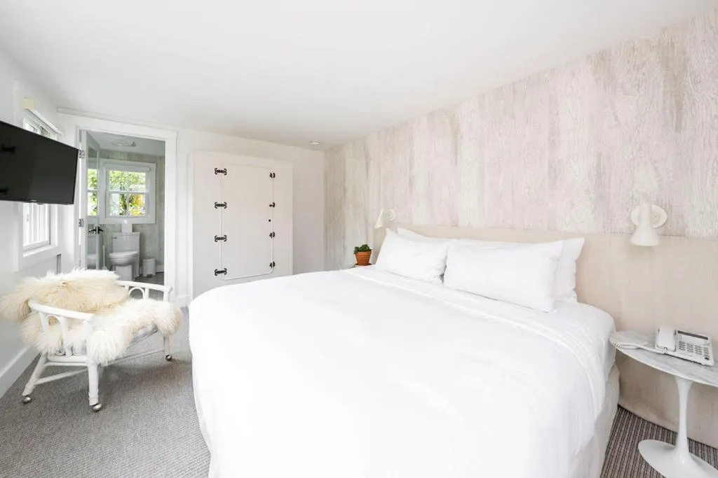 Bed in White Moose Inn