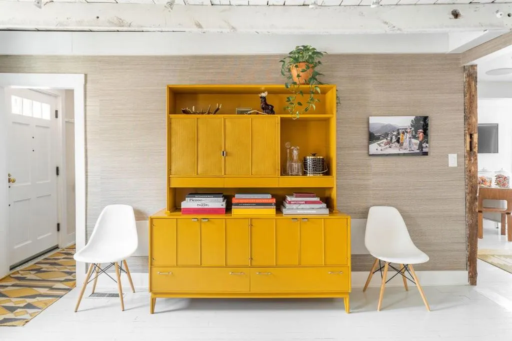 Living room in White Moose Inn