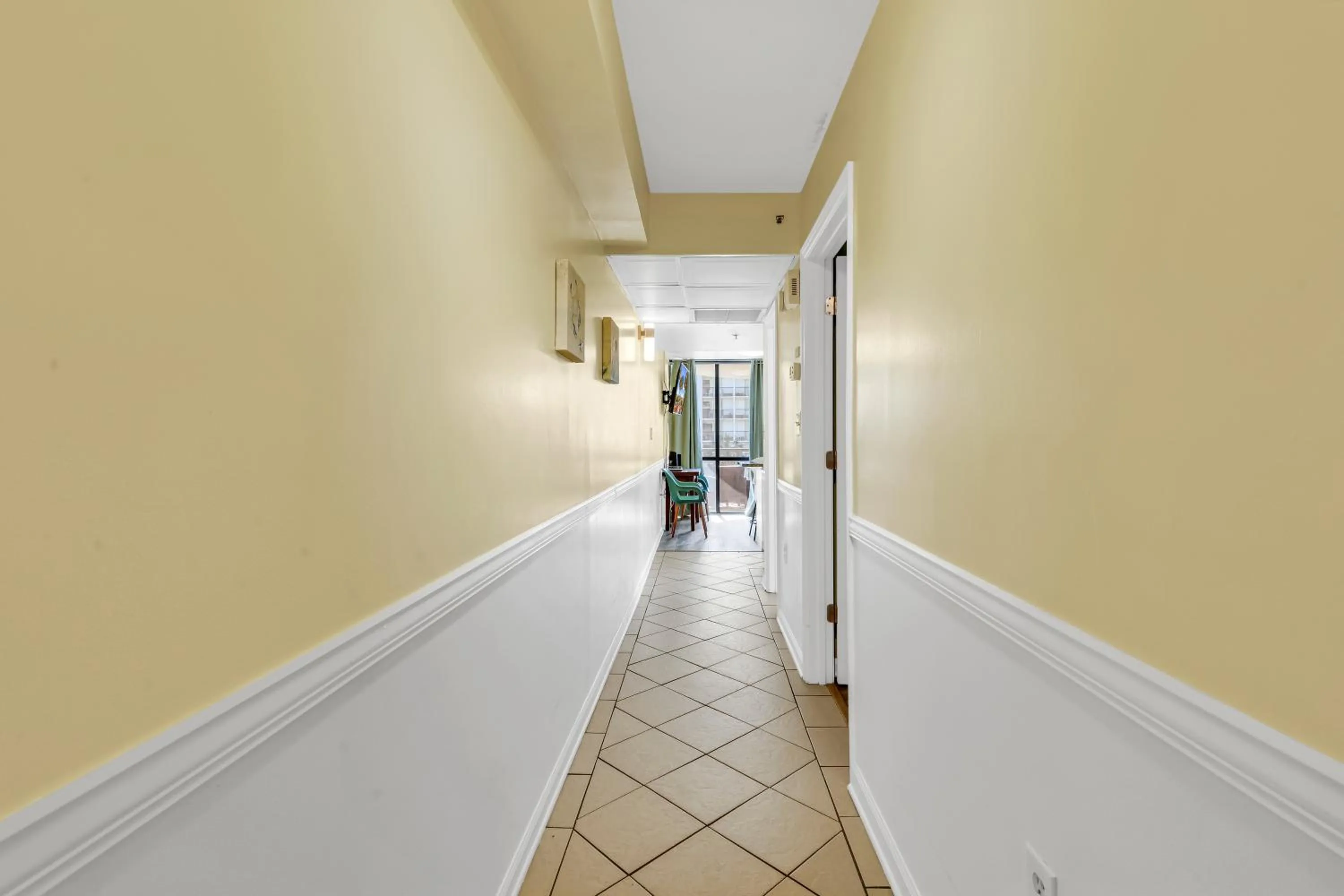 Area and facilities in Oceanfront condo Steps to the beach w No Resort Fees