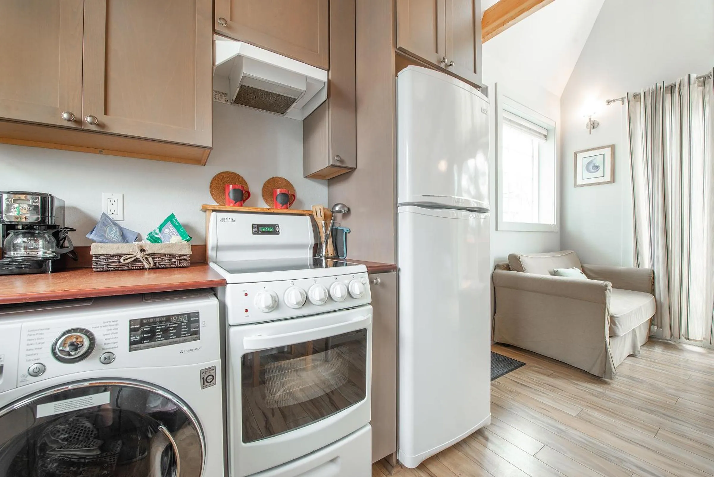 Kitchen or kitchenette in Sea Breeze Cottages
