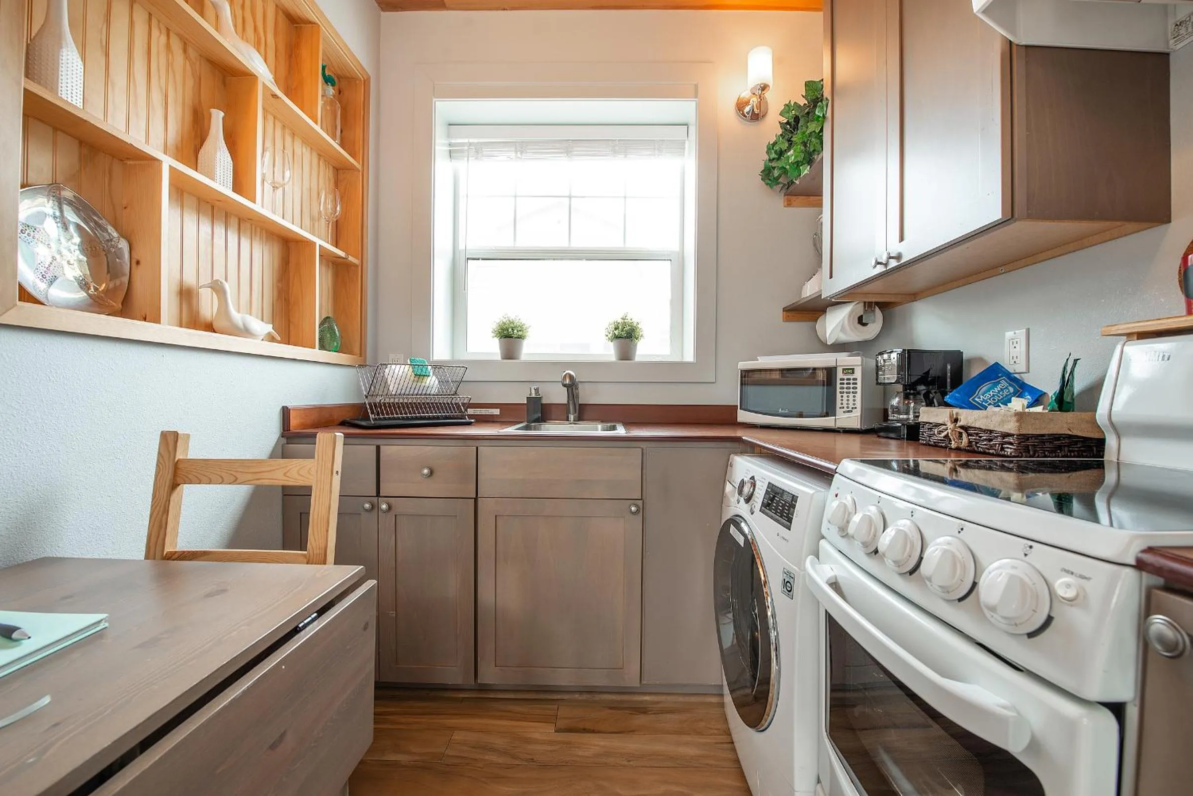 Kitchen or kitchenette in Sea Breeze Cottages