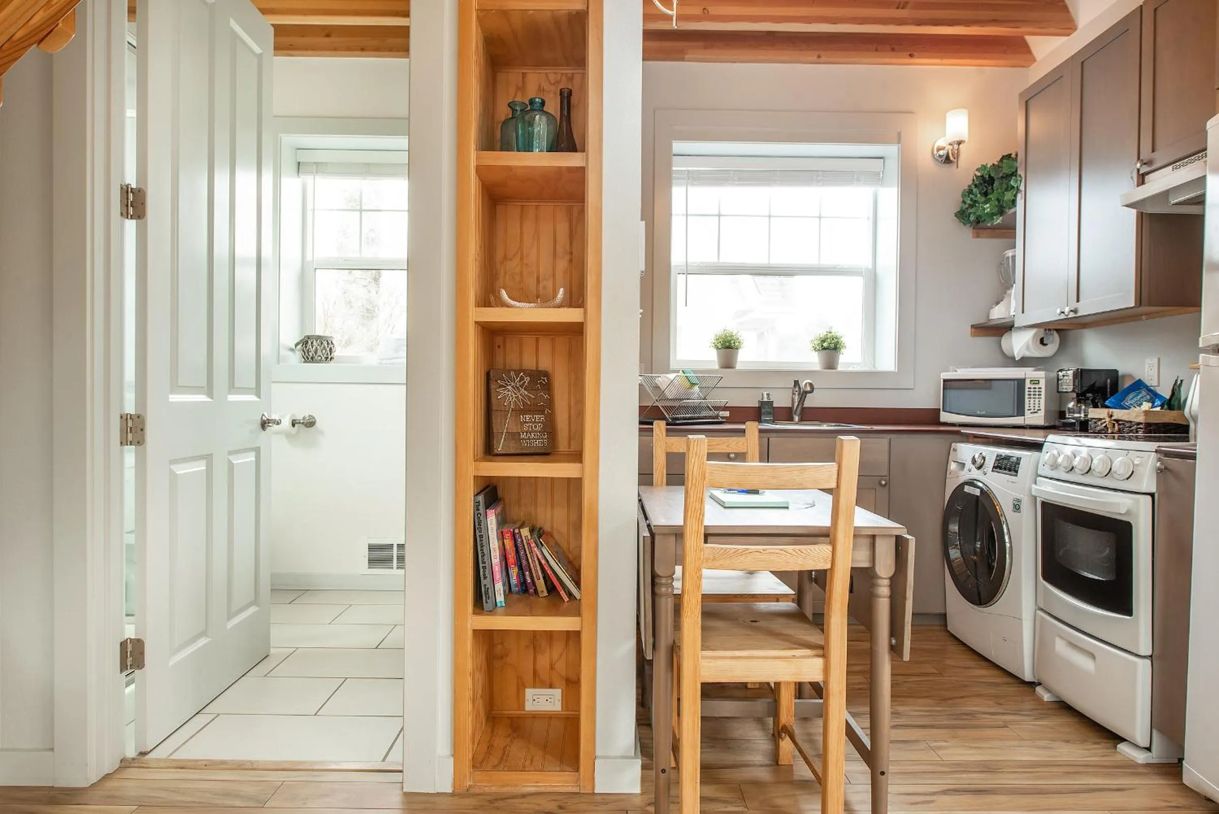 Kitchen or kitchenette in Sea Breeze Cottages
