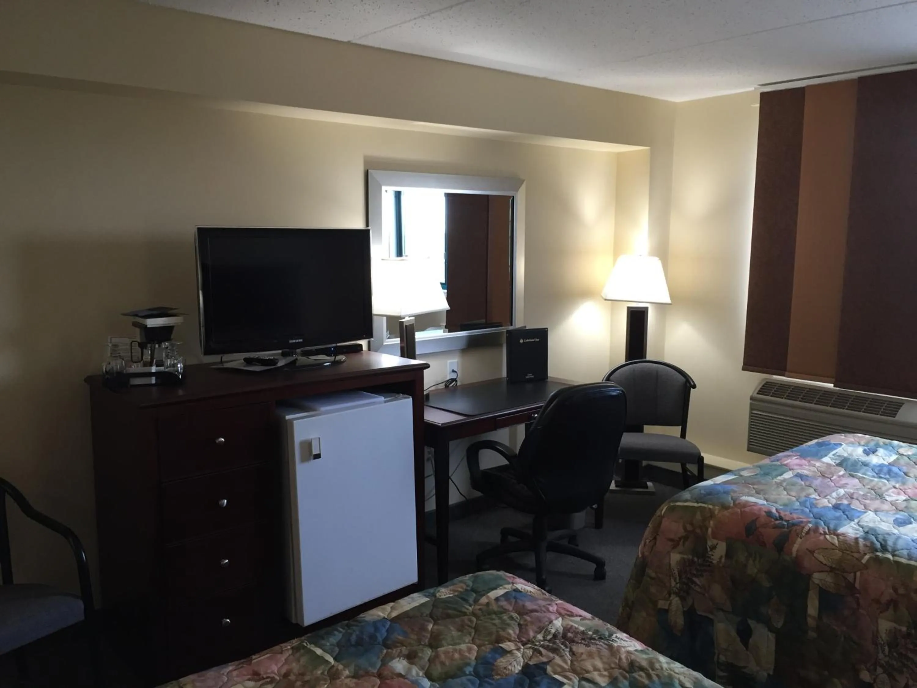 Photo of the whole room, Bed in Lakeland Inn Hotel