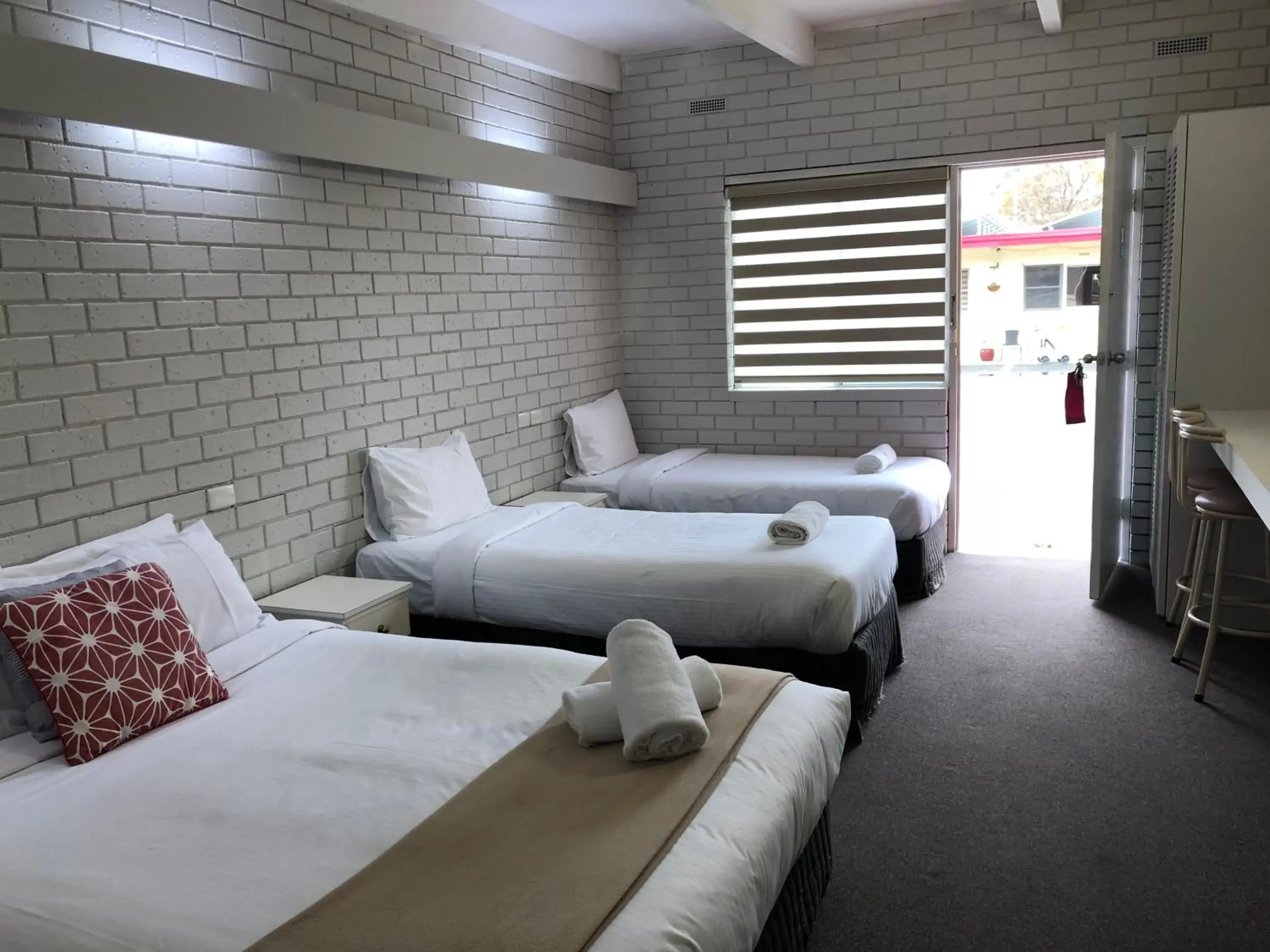Triple Room (4 adults) in Wattle Motel Triple Room (4 adults) in Wattle Motel