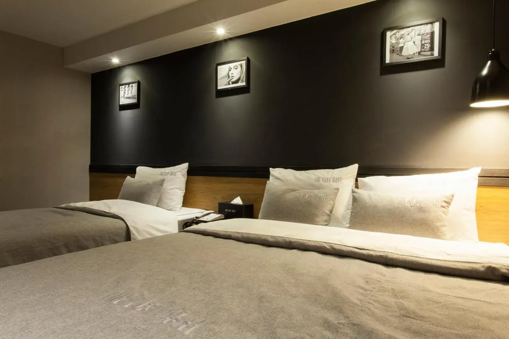 Bed in The Last Hotel Nampo Bed in The Last Hotel Nampo