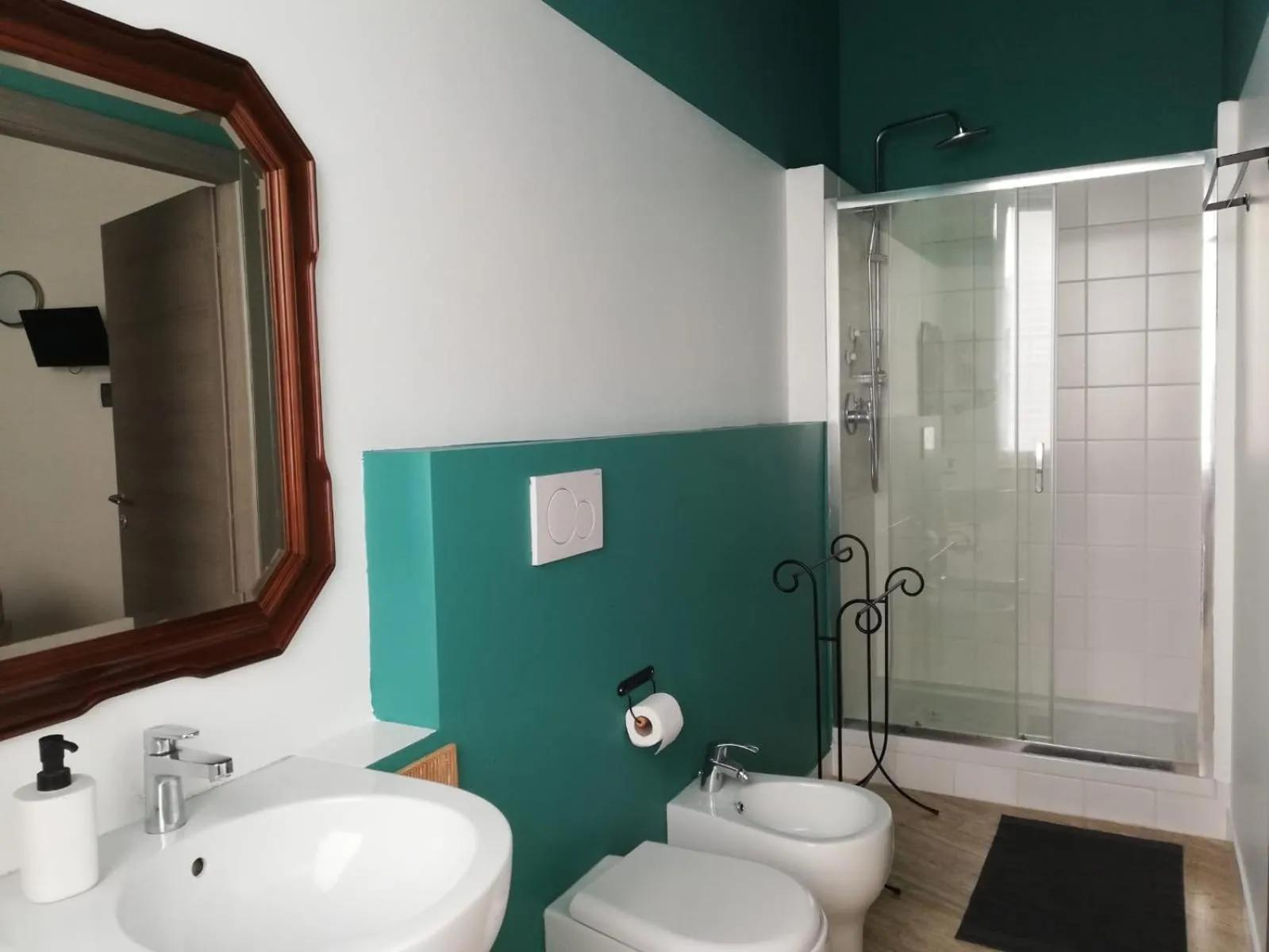 Bathroom in La Cordata Accommodation - Woodhouse Bike Hotel