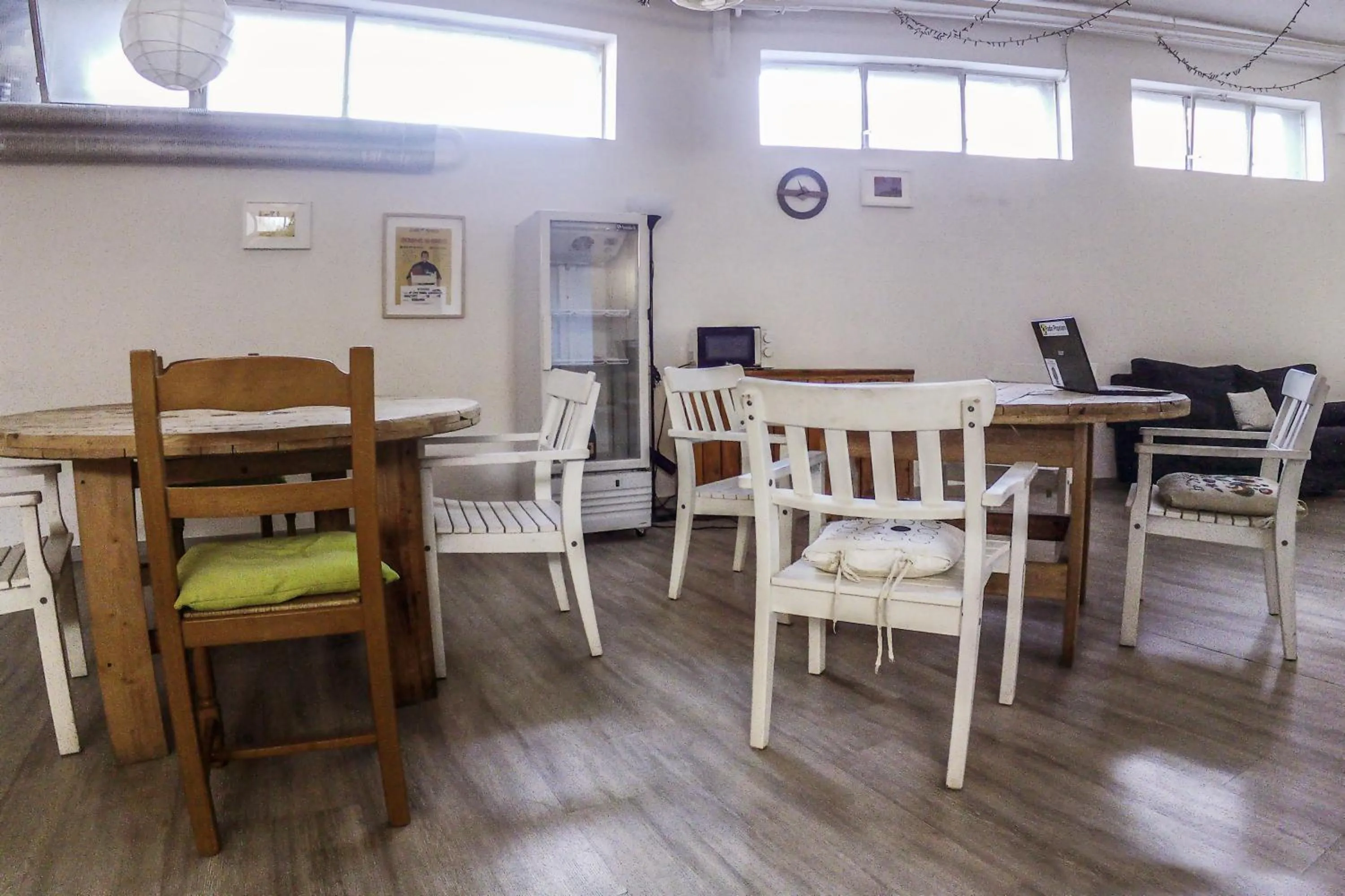 Communal lounge/ TV room in La Cordata Accommodation - Woodhouse Bike Hotel