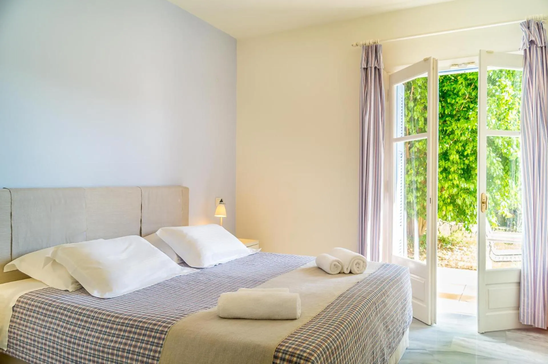 Bed in Armonia Bay Hotel