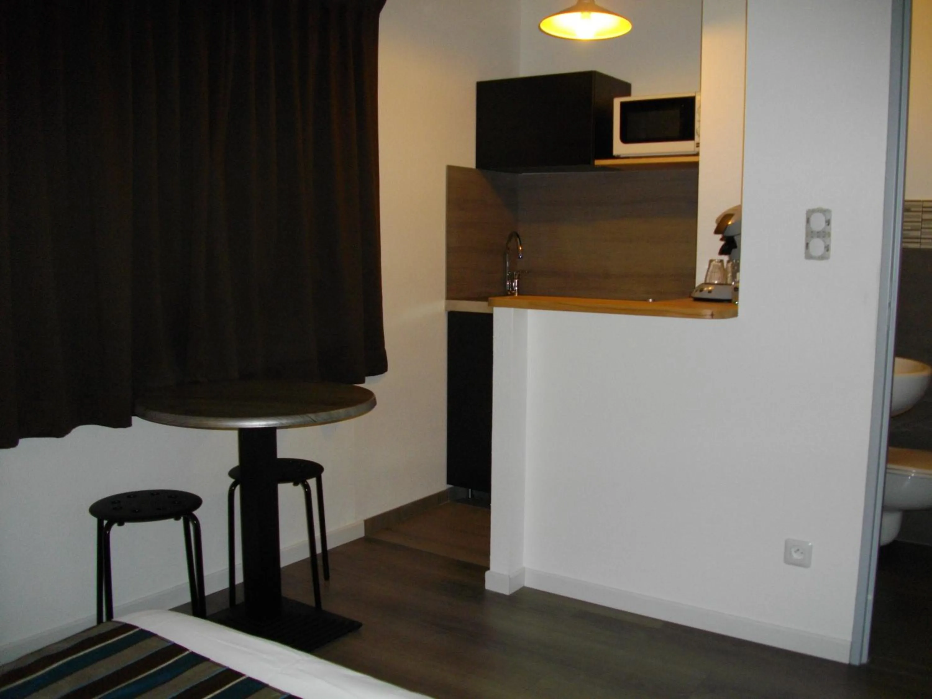 Kitchen or kitchenette in Appart'hotel Residella House Room & Kitchen Avignon Le Pontet