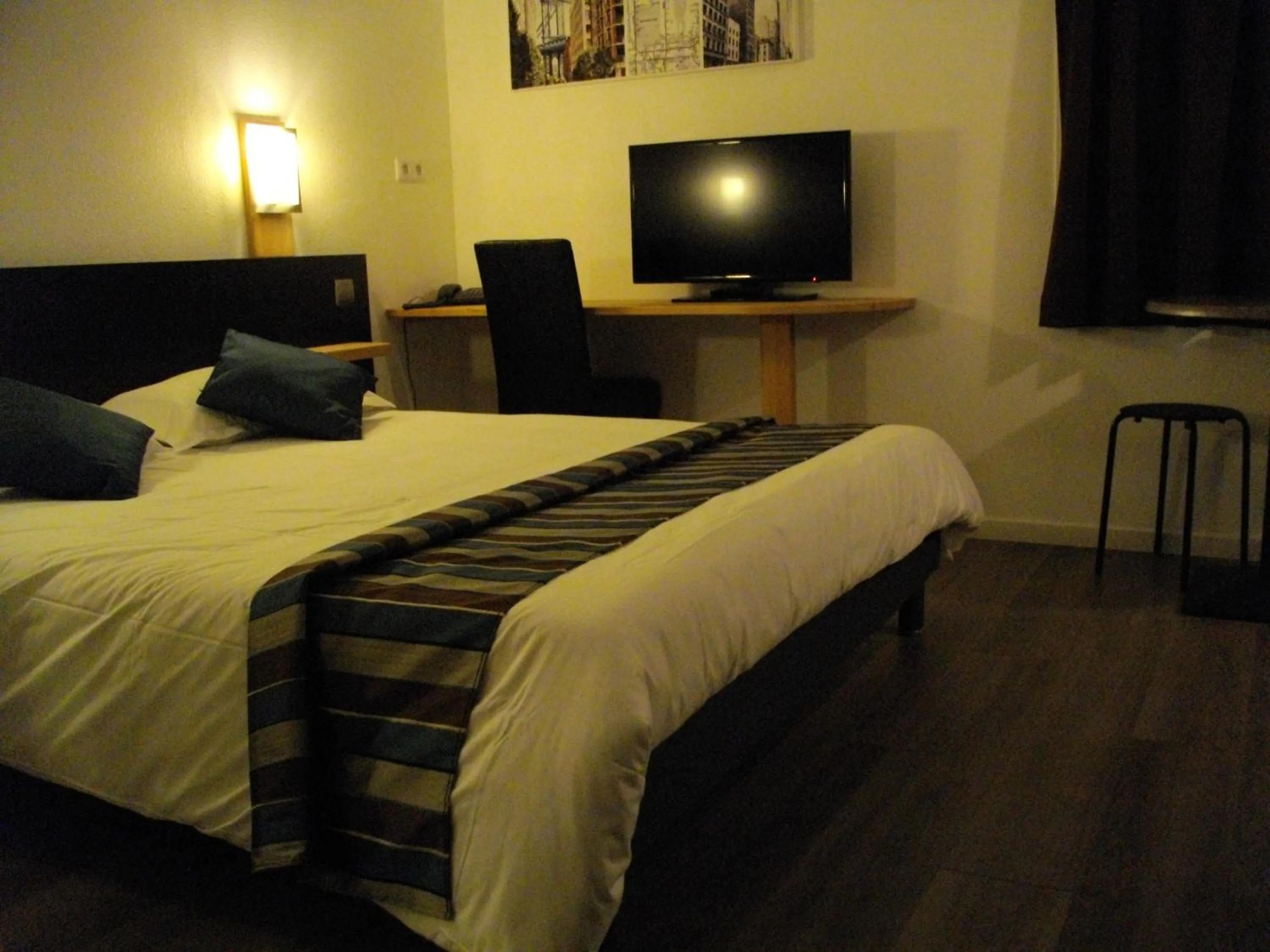 Photo of the whole room, Bed in Appart'hotel Residella House Room & Kitchen Avignon Le Pontet
