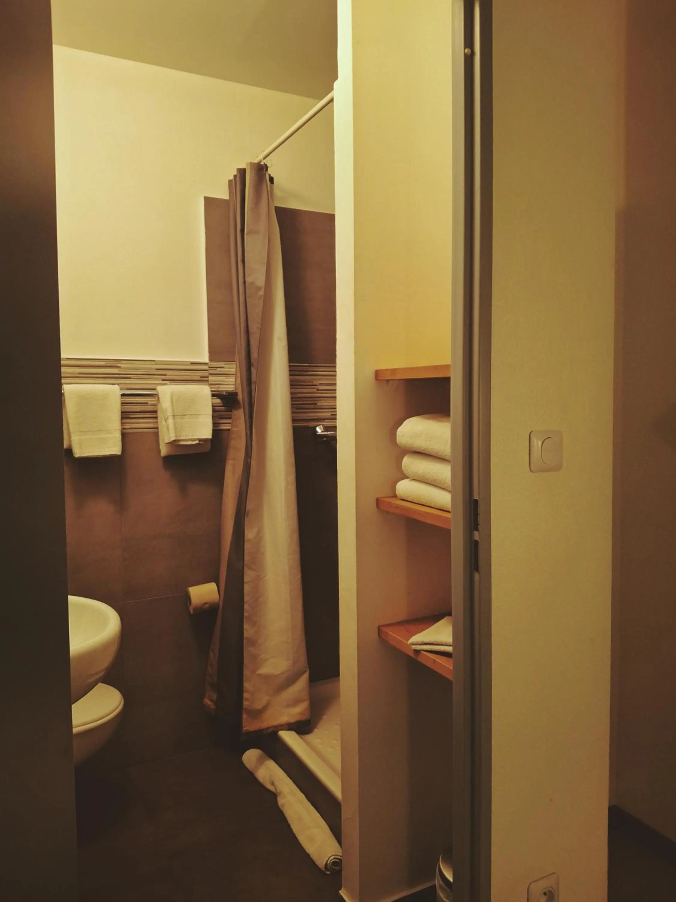 Bathroom in Appart'hotel Residella House Room & Kitchen Avignon Le Pontet