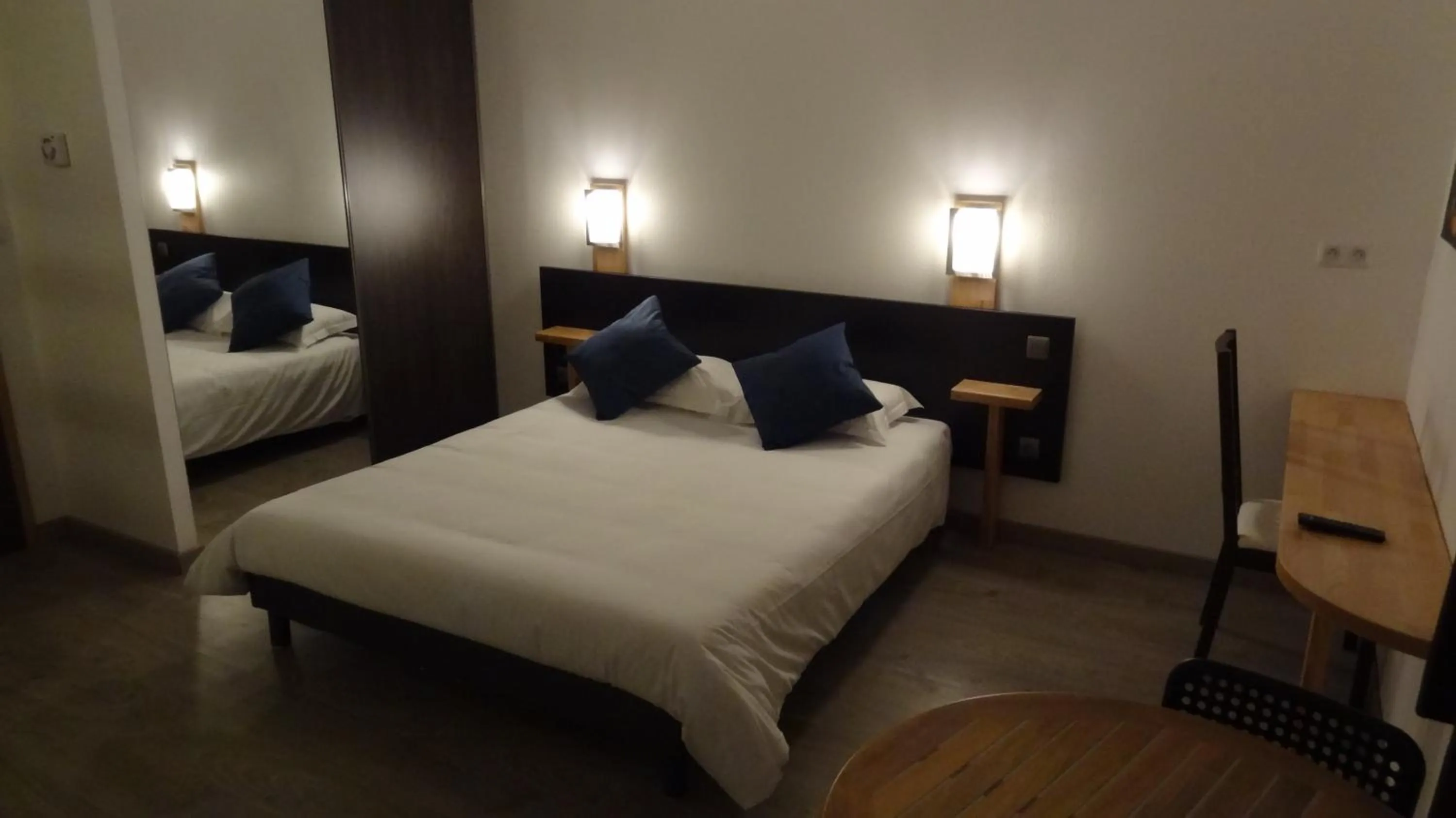 Photo of the whole room, Bed in Appart'hotel Residella House Room & Kitchen Avignon Le Pontet