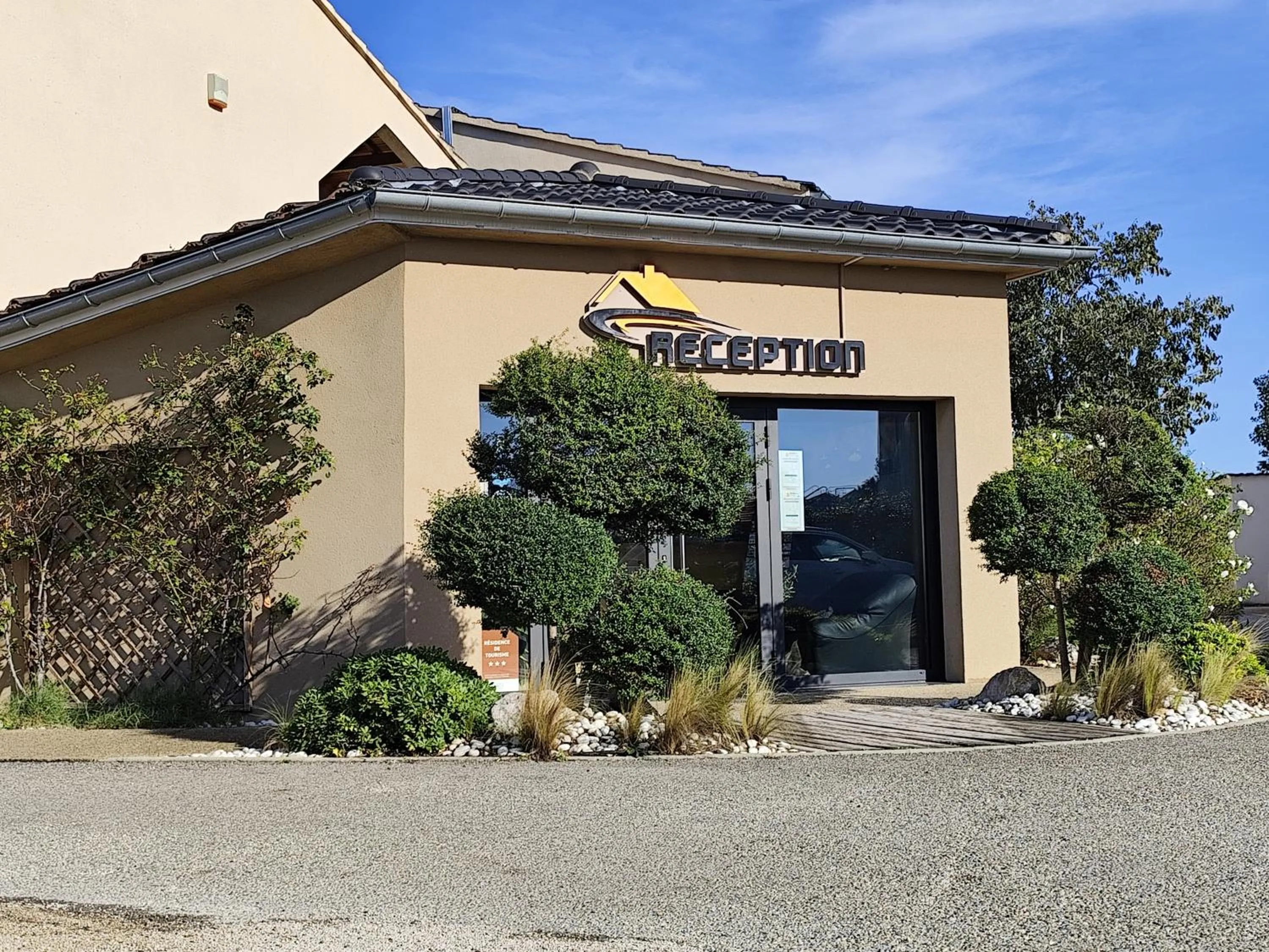 Property building in Appart'hotel Residella House Room & Kitchen Avignon Le Pontet