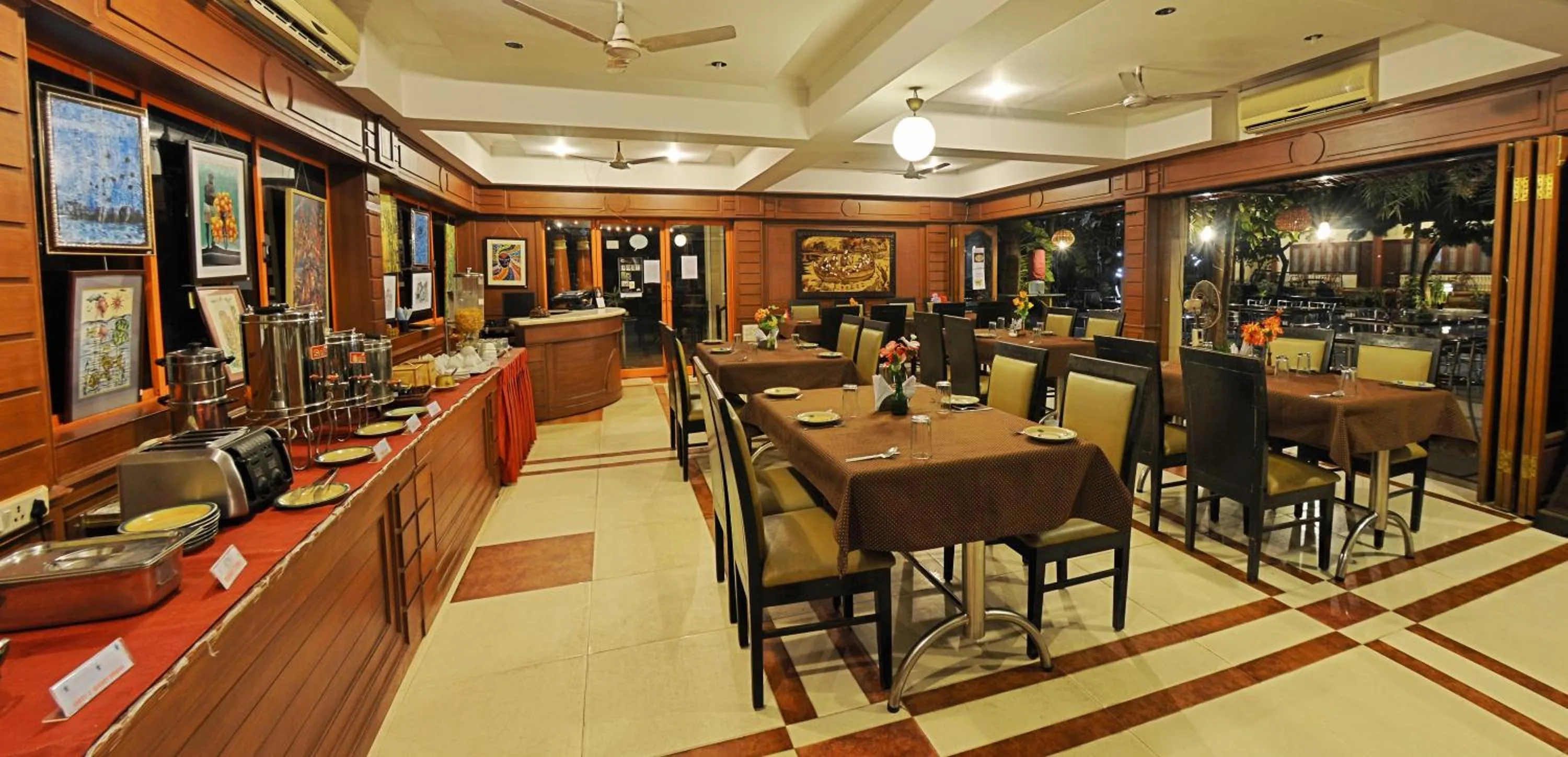 Restaurant/places to eat in Hotel Mahabs