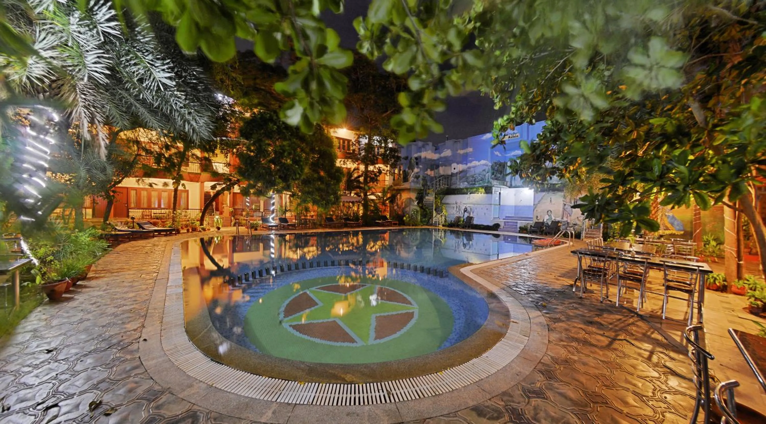 Night in Hotel Mahabs