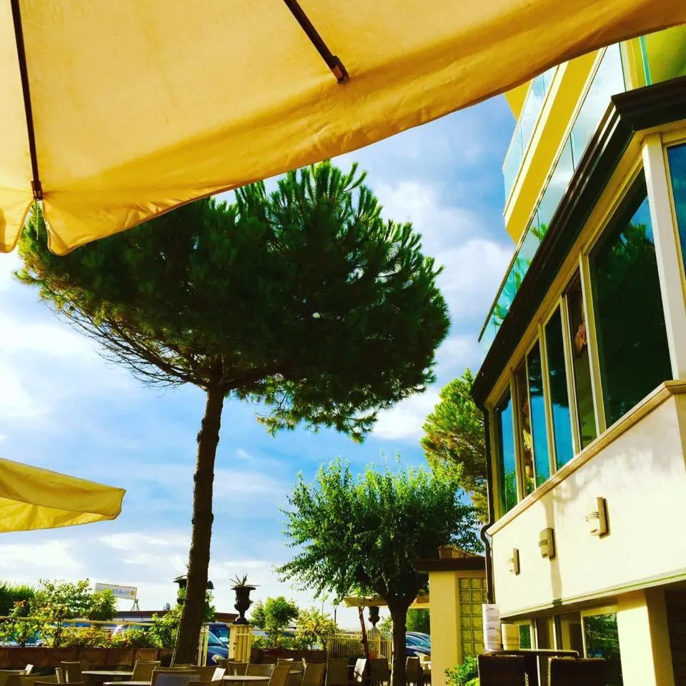 Restaurant/places to eat in Hotel Lady Mary