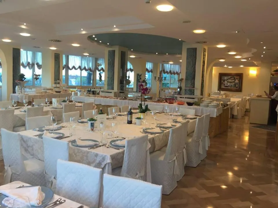 Restaurant/places to eat in Hotel Lady Mary