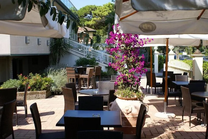 Restaurant/places to eat in Hotel Lady Mary