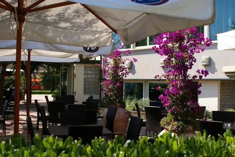 Restaurant/places to eat in Hotel Lady Mary