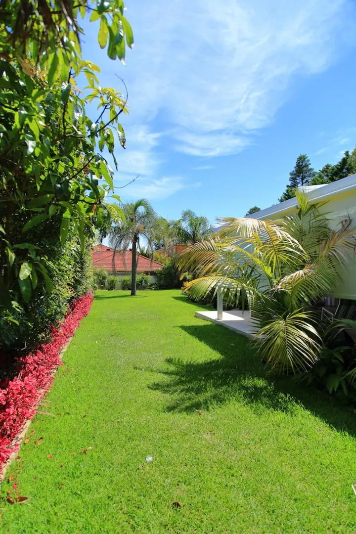 Garden in Cronulla Beach House B&B