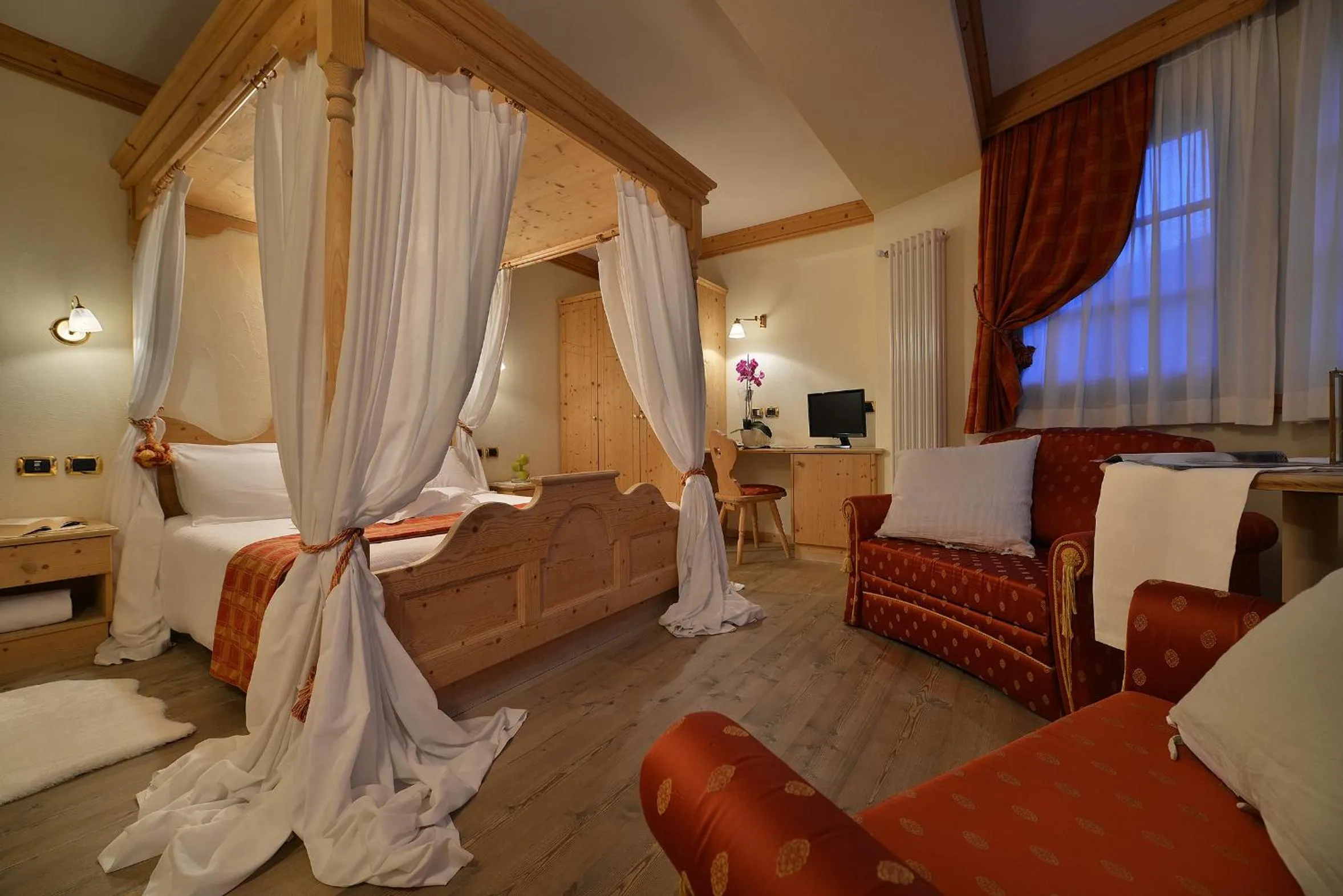 Photo of the whole room, Bed in Hotel Cristallo