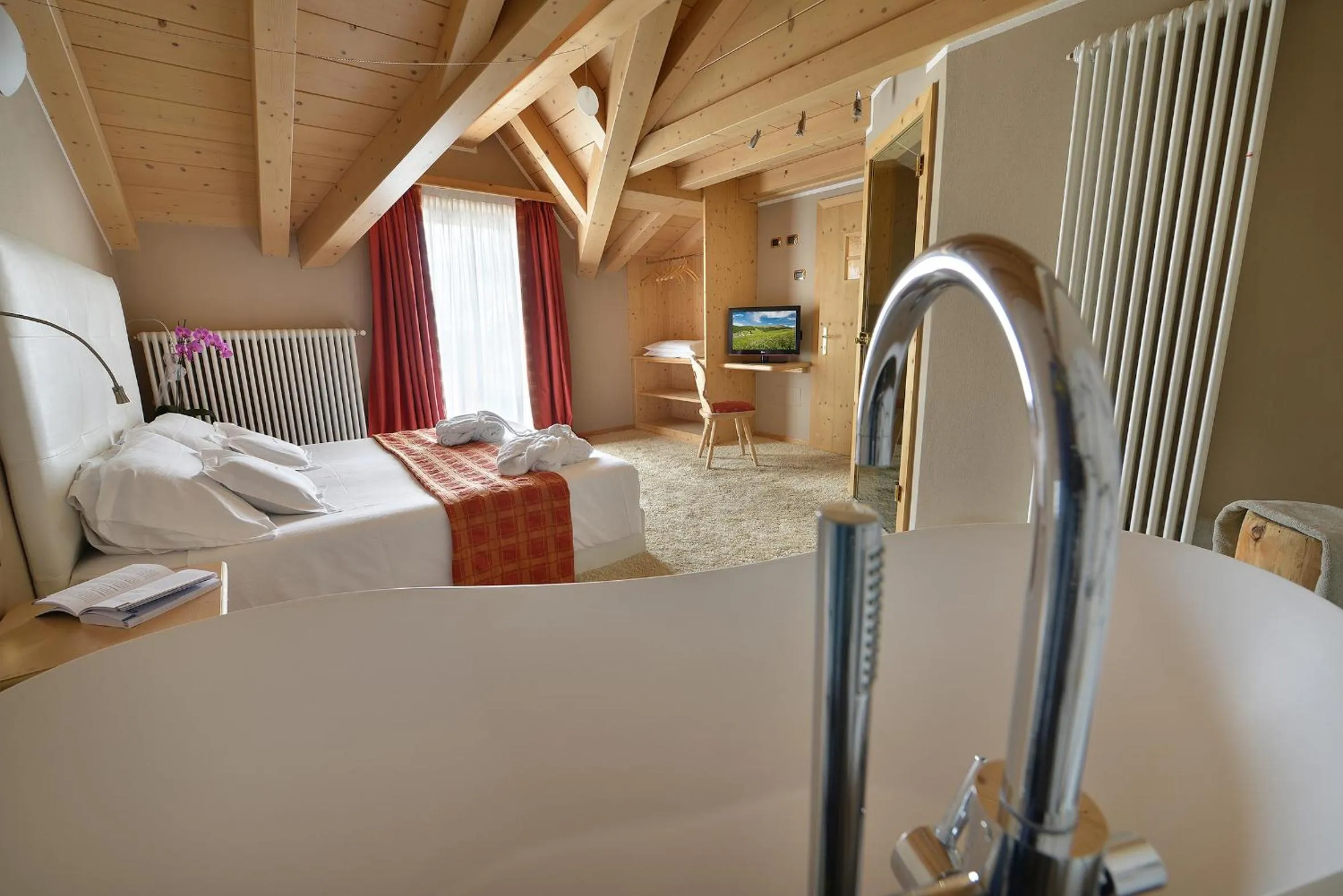 Photo of the whole room, Bed in Hotel Cristallo