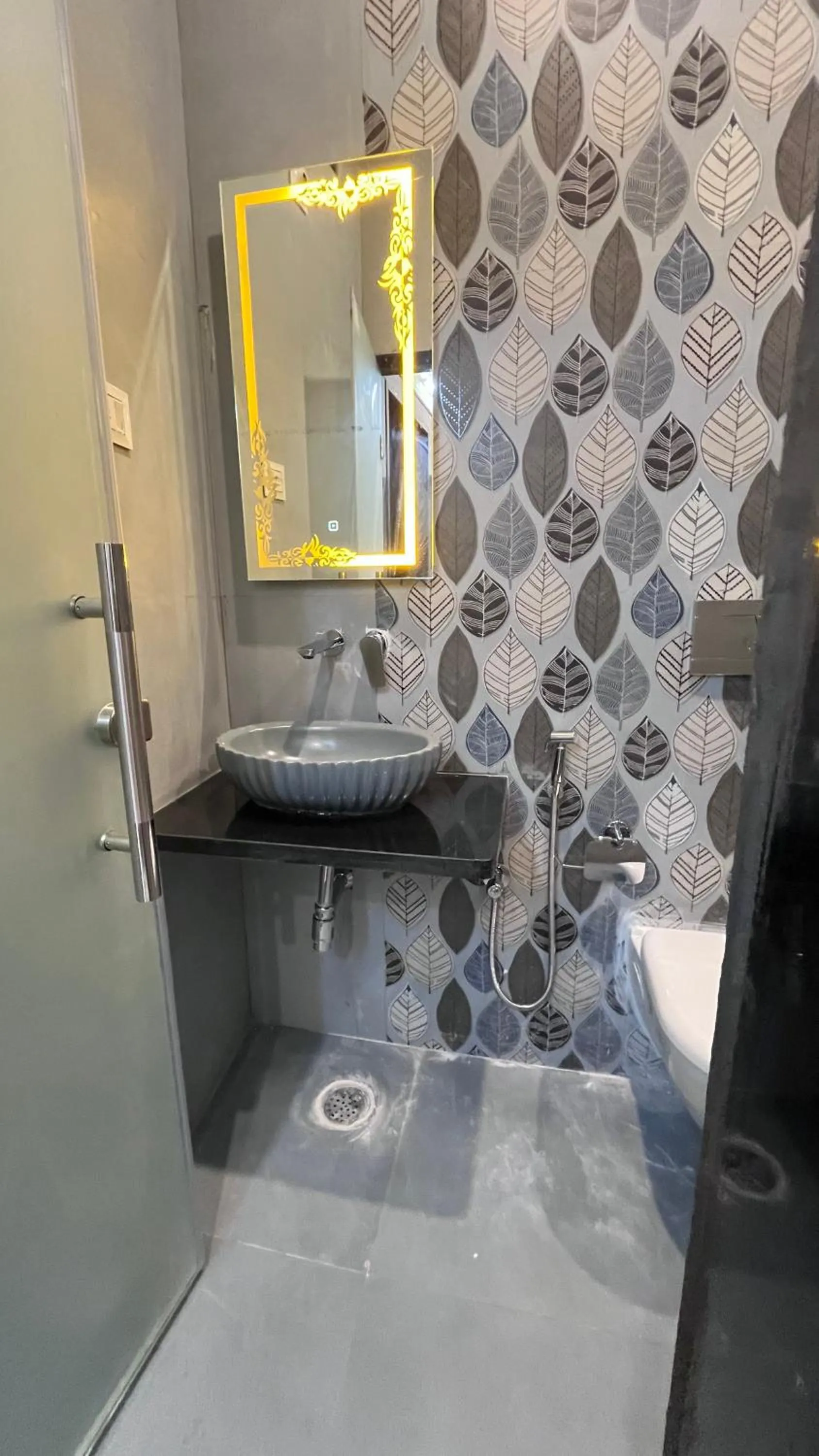 Shower in Hotel Sunset