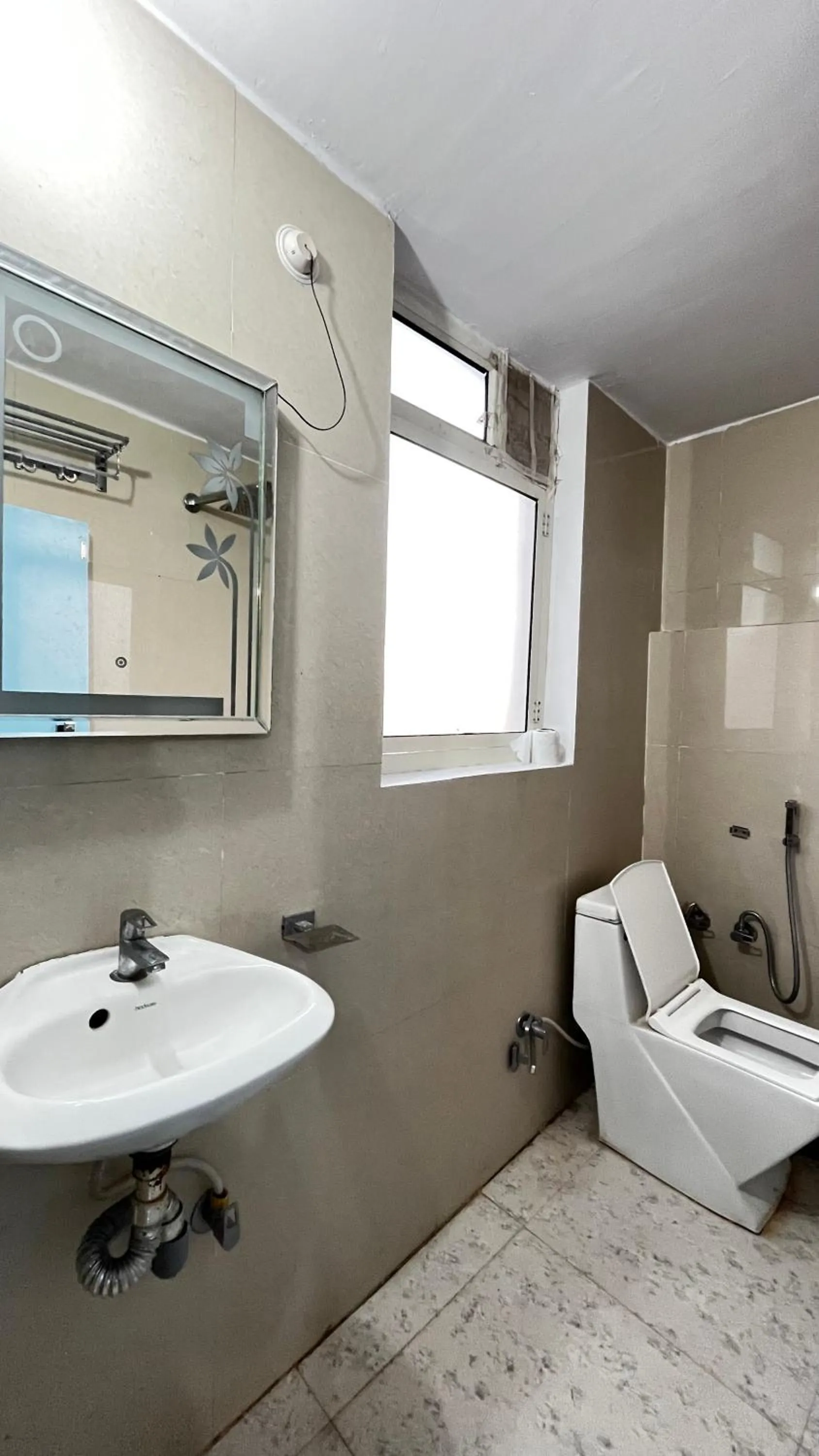 Shower in Hotel Sunset